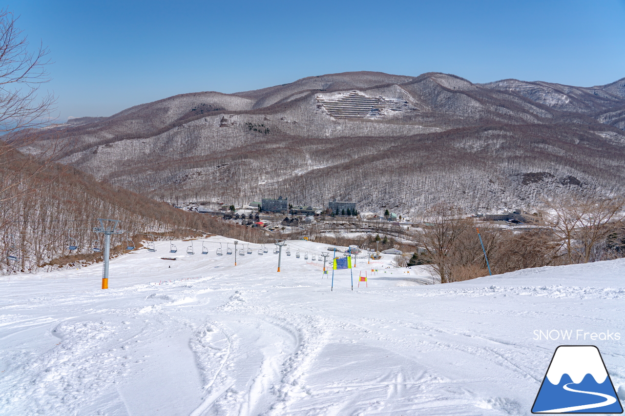 朝里川温泉スキー場｜豊富な残雪のおかげで、4月10日（日）まで営業延長中！日本海を眺めながら、のんびり春スキー＆スノーボードを楽しみましょう♪